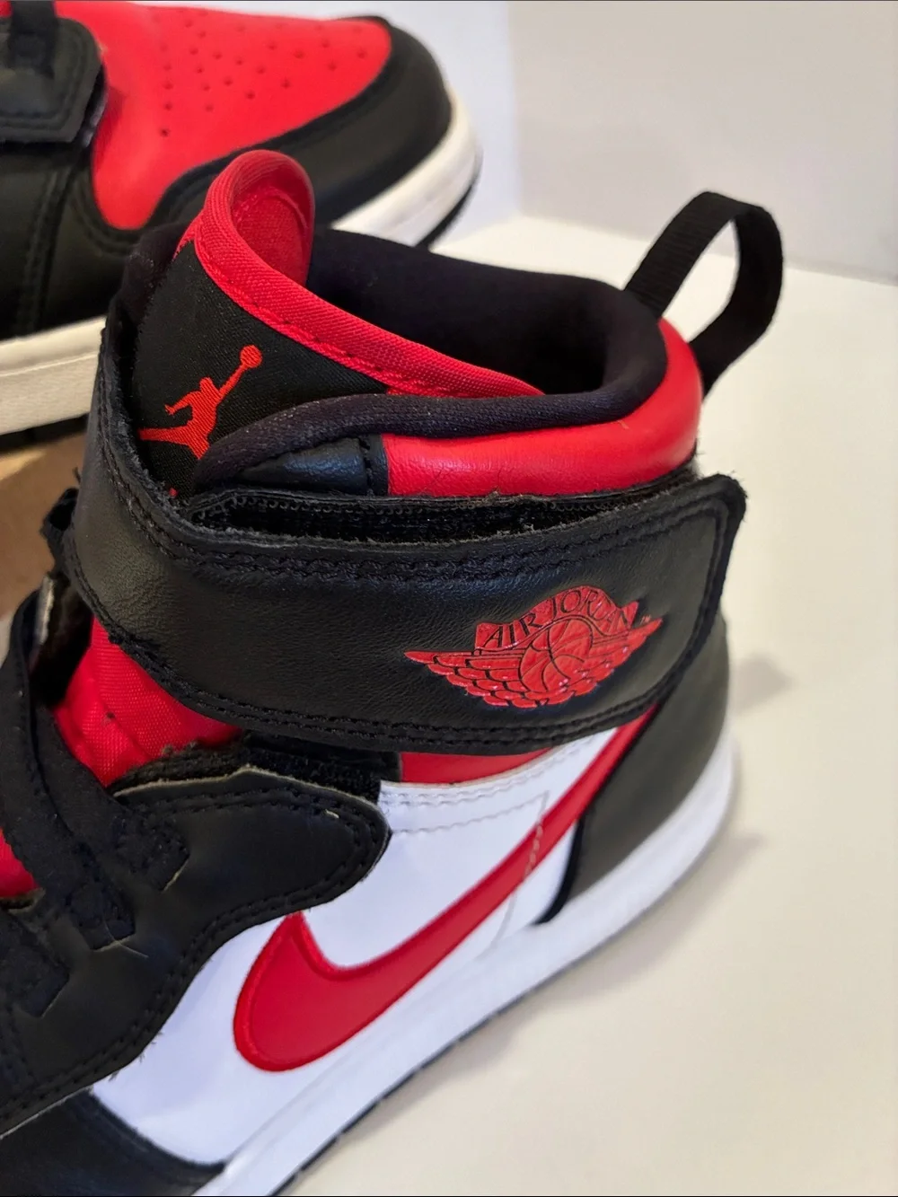 Air Jordan 1 High FlyEase 'Bred' Sneakers